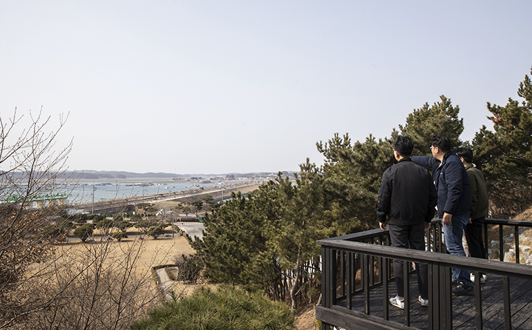 아산기념관 앞 전망대에 선 사우들. 이곳에서는 부남호와 천수만을 가로지르는 서산B지구 방조제를 볼 수 있습니다. 서산간척지 공사 당시, 선대회장은 매일 아침 이 전망대에서 건설 현장을 바라보았다고 합니다.